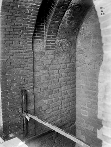 835514 Afbeelding van een pijler aan de zuidzijde van de Domtoren (Domplein) te Utrecht ter hoogte van de bogen bij de ...